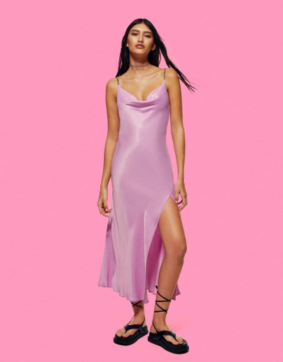 Satiniertes Midikleid mit Trägern und Strass